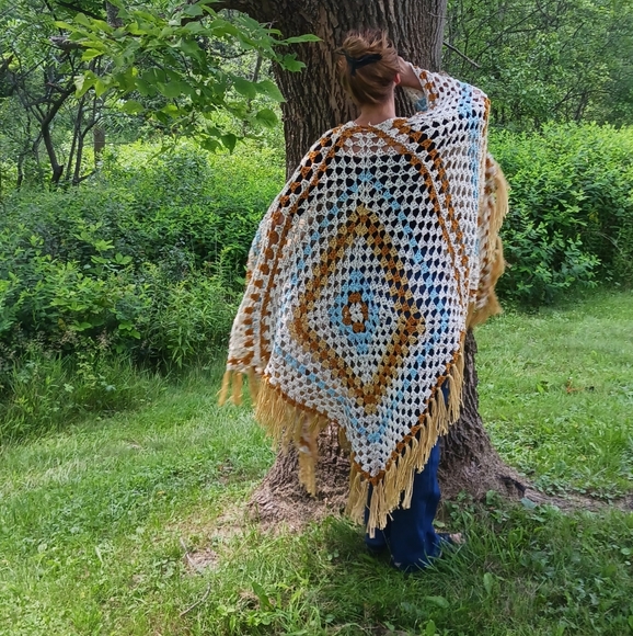 Fringed wrap shawl - Picture 2 of 3